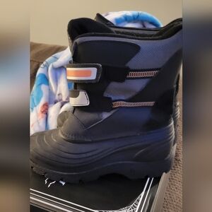 Big boys size 6 winter Totes boots